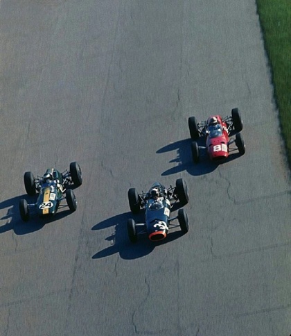 Monza pendant le GP d'Italie, en bagarre avec Jackie Stewart (BRM) et John Surtees (Ferrari)